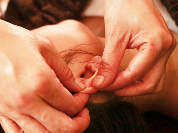 耳の消毒とマッサージ・保湿ケア