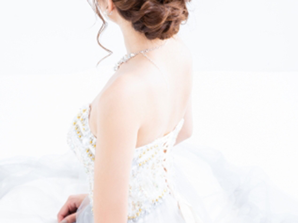 ウエディングドレス姿の女性の背中