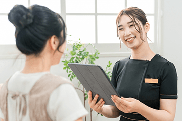 大阪市旭区の国家資格者施術者による施術説明風景 美活ボディサロンめいてる