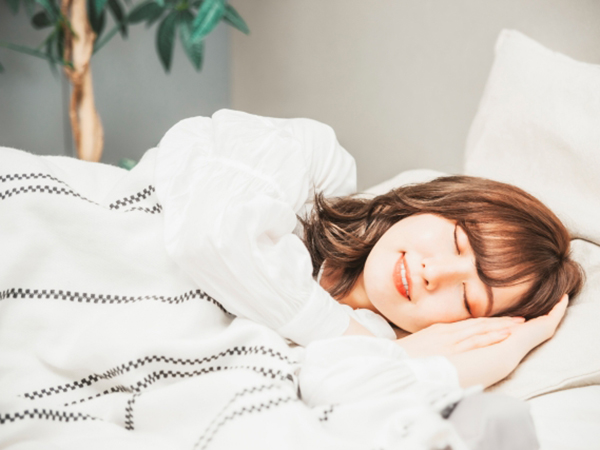 ベッドで寝ている女性